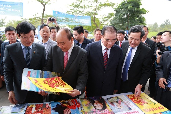 Thủ tướng Chính phủ Nguyễn Xuân Phúc cùng các đại biểu thăm quan các gian trưng bày tại Hội Báo. ảnh 2