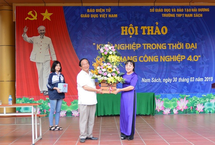 Cô Nguyễn Thị Thúy Hà - Bí thư chi bộ, Hiệu trưởng Trường trung học phổ thông Nam Sách đã có lẵng hoa tươi thắm cảm ơn Giáo sư, Nhà giáo nhân dân Nguyễn Lân Dũng và Ban tổ chức buổi hội thảo. Ảnh: Công Tiến. ảnh 5