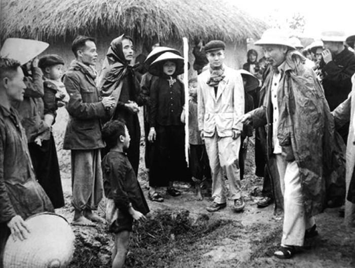 Bác Hồ thăm hỏi nhân dân xã Tân Phong, huyện Bình Xuyên, tỉnh Vĩnh Phúc (12/2/1956). Ảnh: TL ảnh 1