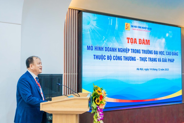 Tiến sĩ Nguyễn Văn Thiện – Phó Hiệu trưởng Trường Đại học Công nghiệp Hà Nội phát biểu tại tọa đàm.