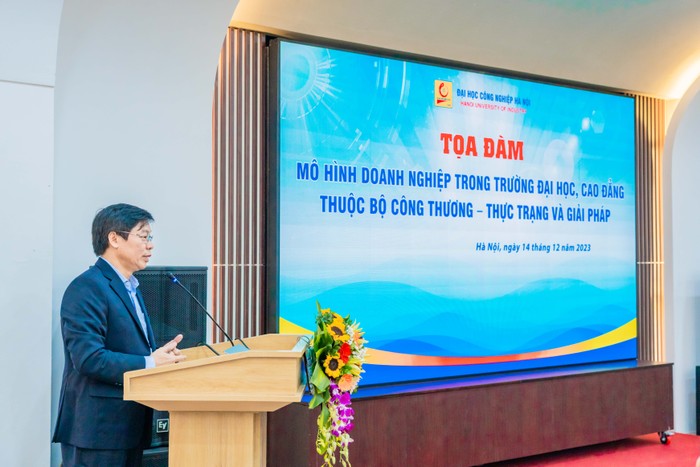 Phó Giáo sư, Tiến sĩ Nguyễn Xuân Hoàn – Chủ nhiệm Câu lạc bộ Các trường đại học, cao đẳng thuộc Bộ Công thương phát biểu khai mạc tọa đàm.