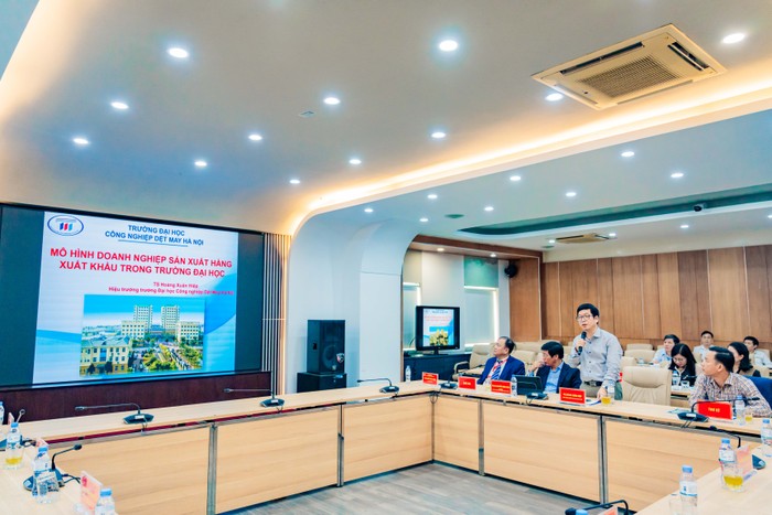 Tiến sĩ Hoàng Xuân Hiệp – Hiệu trưởng Trường Đại học Công nghiệp Dệt May Hà Nội chia sẻ trong tọa đàm.