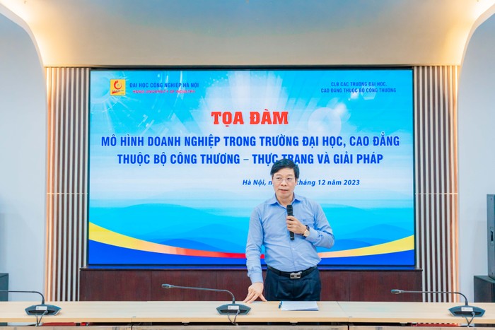 Phó Giáo sư, Tiến sĩ Nguyễn Xuân Hoàn chia sẻ trong tọa đàm.
