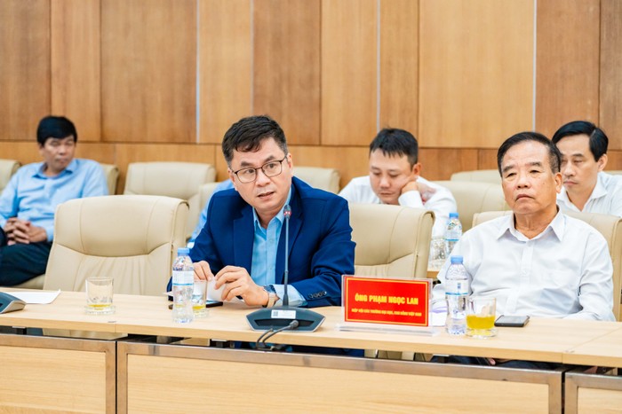 Tiến sĩ Hoàng Hùng Thắng – Hiệu trưởng Trường Đại học Công nghiệp Quảng Ninh thảo luận trong tọa đàm.