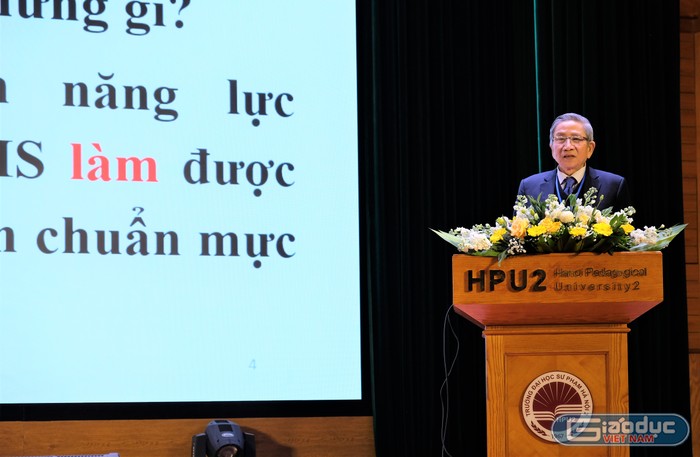 Giáo sư, Tiến sĩ Nguyễn Minh Thuyết trình bày tại hội thảo.