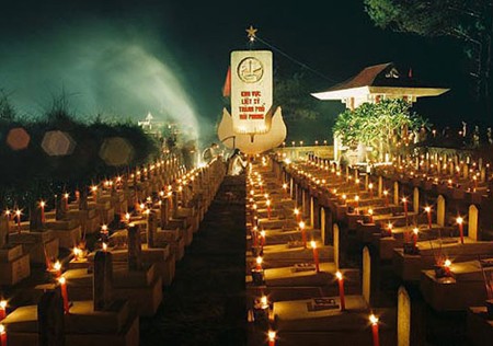 Thắp nến tri ân các anh hùng liệt sĩ tại nghĩa trang Trường Sơn. ảnh 1