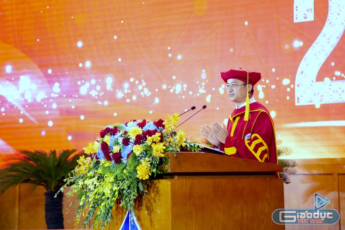 Trường Đại học Hạ Long trao bằng tốt nghiệp cho 619 sinh viên ảnh 4