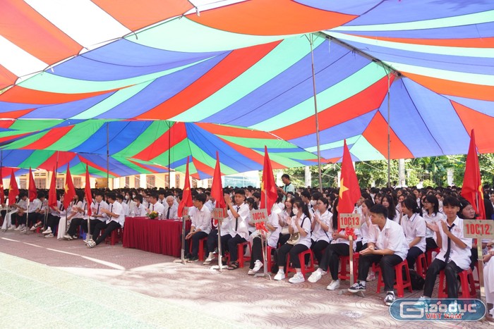 Thầy và trò Trường Trung học phổ thông Mạc Đĩnh Chi (Hải Phòng) đón lễ khai giảng với chủ đề “Đón bình minh” (Ảnh: Phạm Linh) ảnh 1