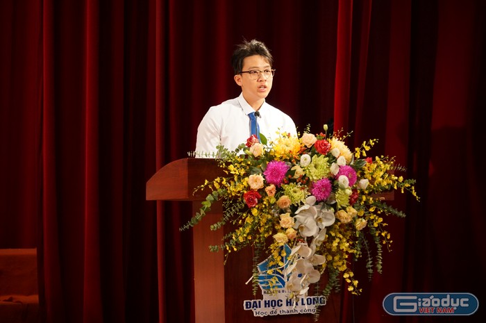 Em Nguyễn Danh Minh, sinh viên ngành Quản trị dịch vụ Du lịch và Lữ hành K9D đại diện cho hơn 2.000 tân sinh viên phát biểu tại buổi lễ (Ảnh: Phạm Linh) ảnh 9