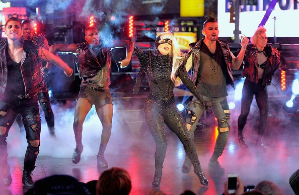 The whole New York City on New Year's Eve seemed to stay awake with the dance of "eccentric" singer Lady Gaga.  pH๏τo 10