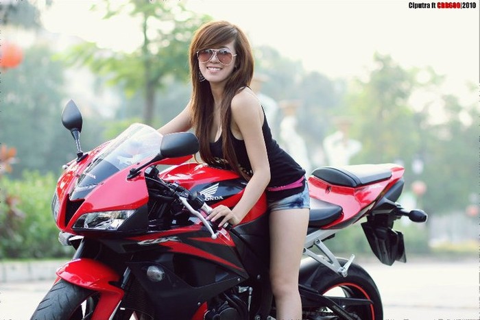  Chica caliente vietnamita caliente con Honda CBR
