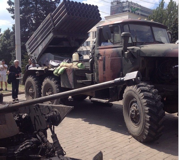 Lực lượng ly khai khoe vũ khí tuyên bố tịch thu của quân đội Ukraine trên đường phố Donetsk hôm 24/8. ảnh 1