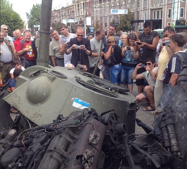 Người dân Donetsk xem vũ khí lực lượng ly khai tuyên bố tịch thu được của quân đội Ukraine. ảnh 2