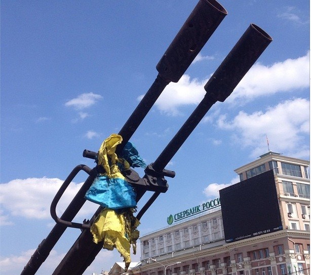 Một trong các thiết bị quân sự được lực lượng ly khai trưng bày trên đường phố Donetsk ngày 24/8/2014. ảnh 3