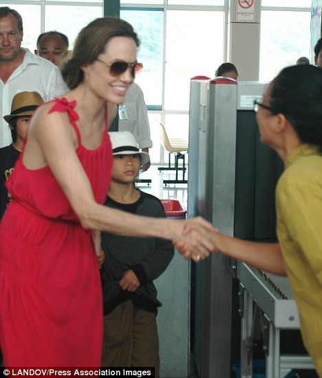 Returning from Vietnam, Angelina Jolie: 1.76m tall, 44 kg, photo 5