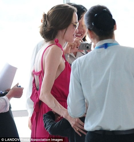 Returning from Vietnam, Angelina Jolie: 1.76m tall, 44 kg, photo 1