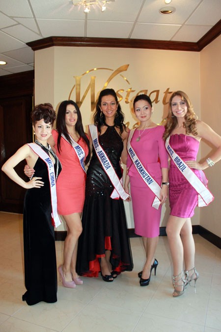 Những quý bà dự thi Mrs. World.
