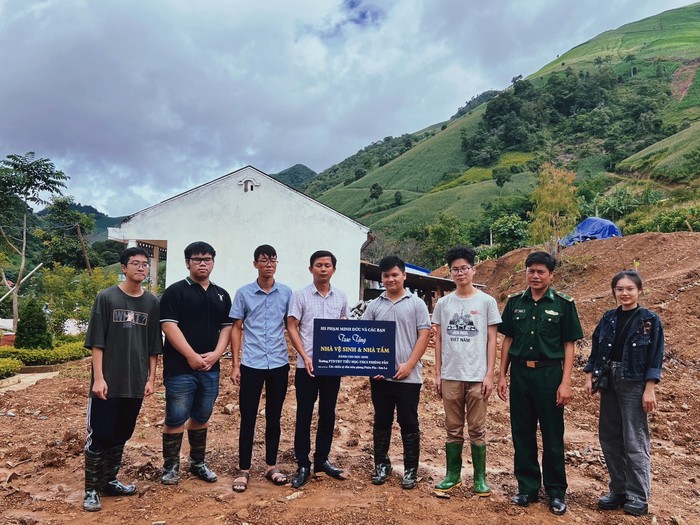 Nhật Ánh (ngoài cùng bên phải) cùng đoàn đến làm từ thiện tại trường học ở tỉnh Sơn La. Ảnh: NVCC ảnh 2