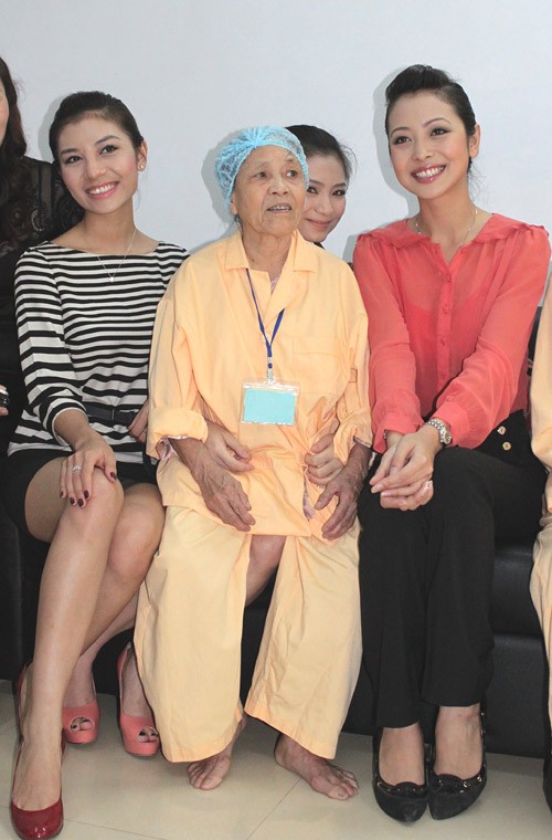 Đồng hành cùng người đẹp trong buổi từ thiện còn có Á hậu Trang sức 2009 Hương Giang và diễn viên Diệu Hương.