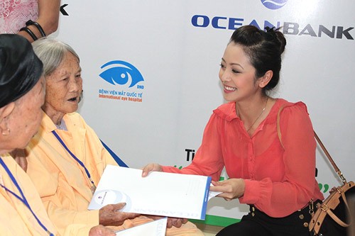 Hoa hậu châu Á tại Mỹ cũng phát cho bệnh nhân các tài liệu liên quan đến việc bảo vệ mắt.