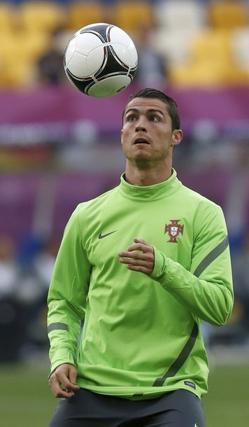 Ronaldo đang rất tích cực tập luyện chuẩn bị cho trận đấu mở màn của Bồ Đào Nha gặp Đức ở "Bảng tử thần"