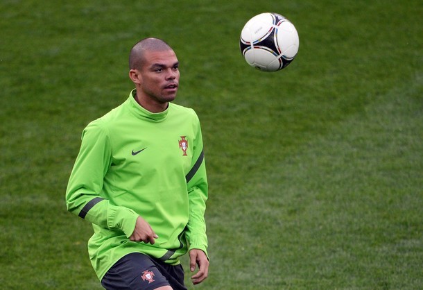 Pepe đã sẵn sàng cản phá mọi đường lên bóng của các cầu thủ Đức!