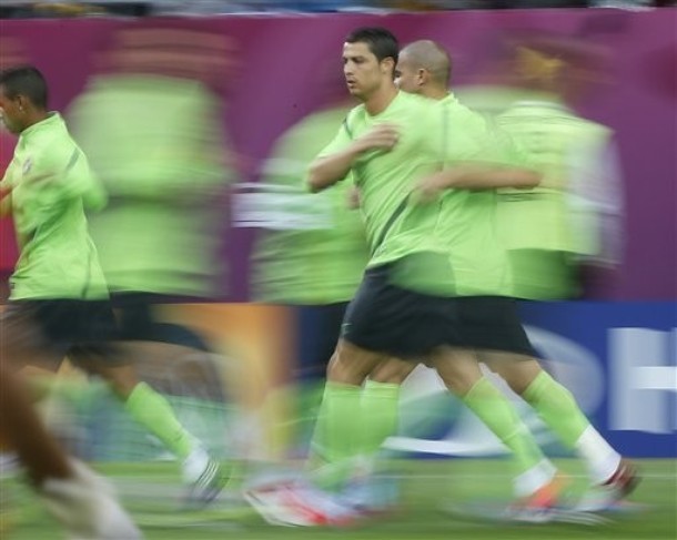 Ronaldo đang rất tích cực tập luyện chuẩn bị cho trận đấu mở màn của Bồ Đào Nha gặp Đức ở "Bảng tử thần"