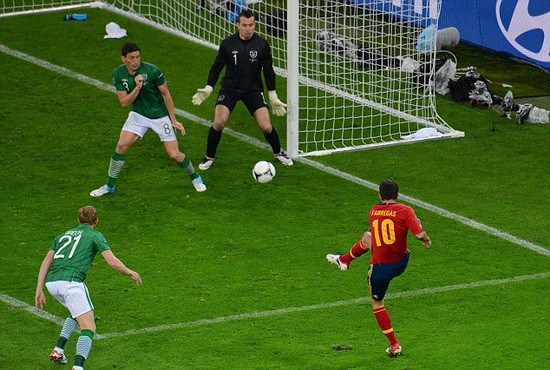 Vào sân thay Torres, Fabregas cũng để lại dấu ấn với bàn ấn định tỉ số 4-0 cho Tây Ban Nha.