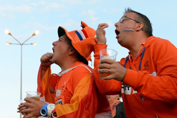 Với trang phục da cam rực rỡ, fan Hà Lan luôn khiến cho các trận đấu có mặt đội tuyển thân yêu của họ thêm nóng bỏng, cuồng nhiệt.