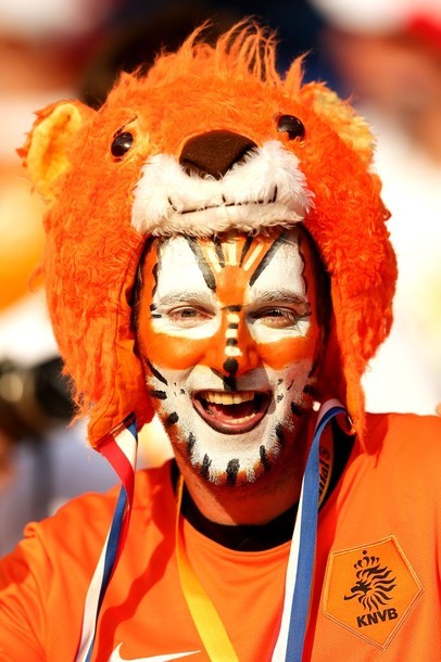 Với trang phục da cam rực rỡ, fan Hà Lan luôn khiến cho các trận đấu có mặt đội tuyển thân yêu của họ thêm nóng bỏng, cuồng nhiệt.