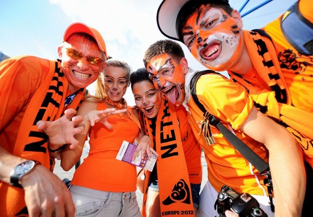 Với trang phục da cam rực rỡ, fan Hà Lan luôn khiến cho các trận đấu có mặt đội tuyển thân yêu thêm nóng bỏng, cuồng nhiệt.