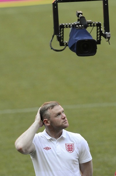 Sau khi không thể chơi 2 trận đầu ở vòng bảng do phải thụ án treo giò, Rooney đang rất khao khát được ra sân thi đấu và lập công cho ĐT Anh.