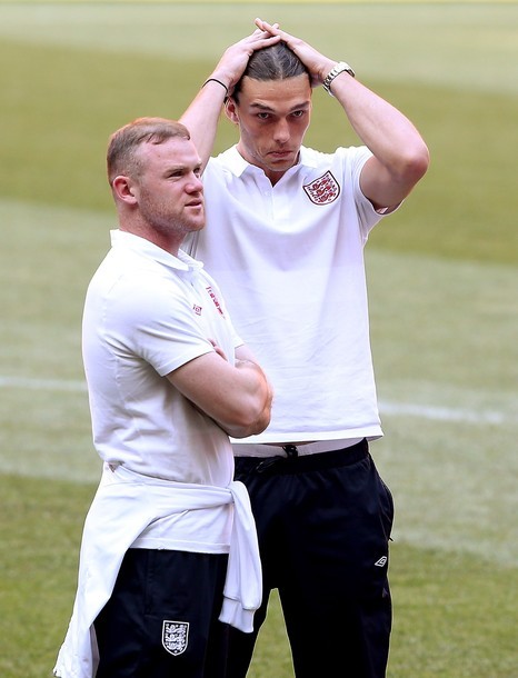 Rooney sẽ đá cặp với Carroll hay Welbeck - đồng đội của anh ở Man United?