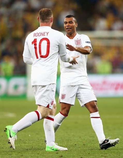 Rooney ăn mừng bàn thắng đầu tiên của mình ở Euro 2012 cùng đồng đội.