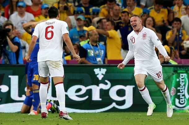 Rooney ăn mừng bàn thắng đầu tiên của mình ở Euro 2012 cùng đồng đội.