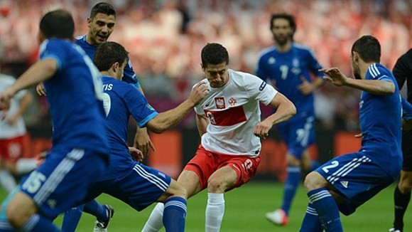 Trận đấu có nhiều thẻ đỏ nhất: Ba Lan – Hy Lạp: 2 thẻ.