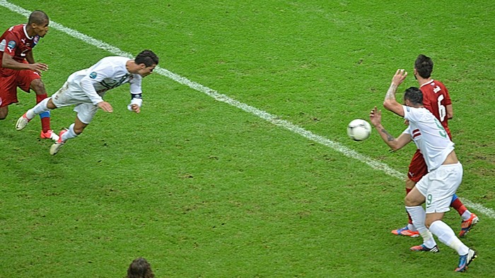 Phút 79, từ quả tạt bên cánh phải của Moutinho, Ronaldo lao người đánh đầu đập đất cực khó khiến Cech dù tài năng cũng đành chịu bó tay. Đây là pha ghi bàn bằng đầu thứ 18 ở EURO 2012 và là pha lập công thứ ba của cá nhân Ronaldo