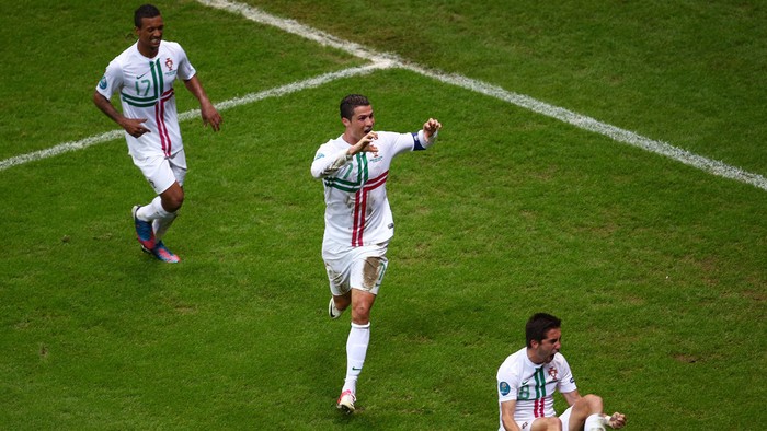 Ronaldo phấn khích ăn mừng bàn thắng...