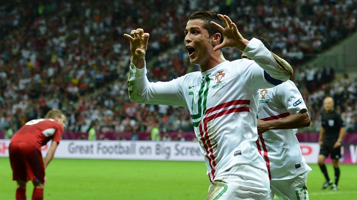 Ronaldo phấn khích ăn mừng bàn thắng...