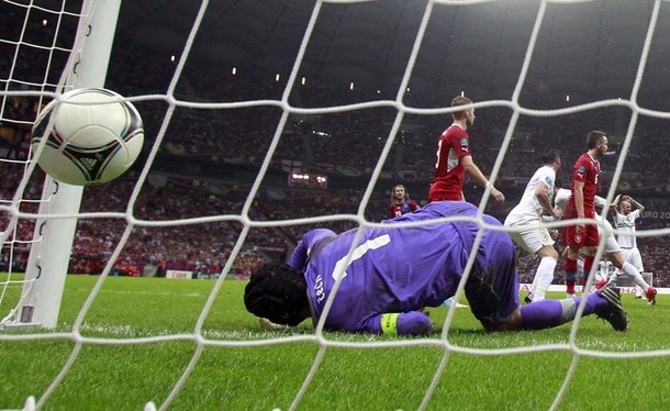 Phút 79, từ quả tạt bên cánh phải của Moutinho, Ronaldo lao người đánh đầu đập đất cực khó khiến Cech dù tài năng cũng đành chịu bó tay. Đây là pha ghi bàn bằng đầu thứ 18 ở EURO 2012 và là pha lập công thứ ba của cá nhân Ronaldo