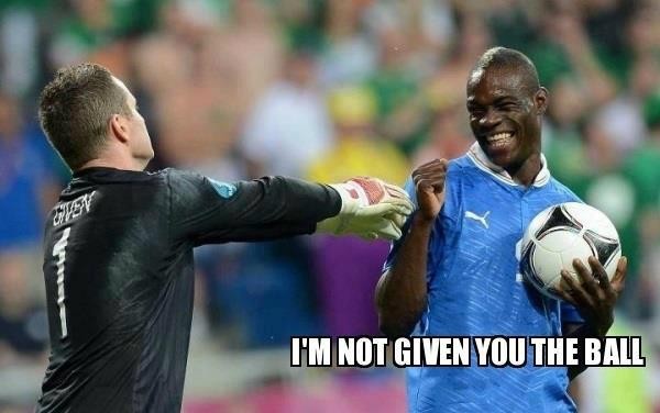 Balotelli: "Hehe, bóng của em mà anh!"