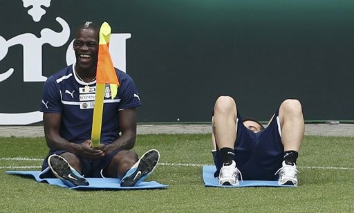 Trong khi đồng đội chăm chỉ tập luyện thì Balotelli có những trò đùa không giống ai...