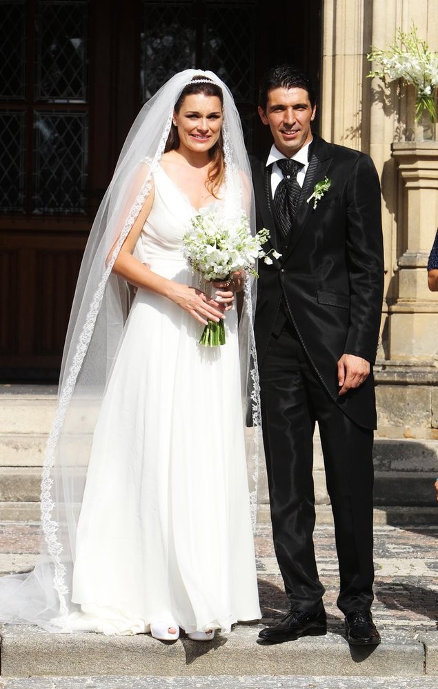 Không chỉ là thủ thành số 1 của ĐT Italia mà Gianluigi Buffon còn có một cô vợ xinh đẹp bậc nhất giới cầu thủ "xứ mỳ ống", Alena Seredova. Nói vậy là vì Alena Seredova từng là Á hậu của CH Séc năm 1998.