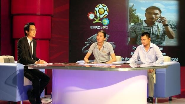 Nghệ sĩ Tự Long tham gia bình luận EURO 2012 cùng với BLV Biên Cương