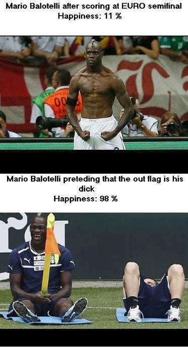 Hai hình ảnh cảm xúc trái ngược của Balotelli. Vẻ mặt anh không có gì vui sau khi ghi bàn, nhưng lại rất hồ hởi khi nghịch cái cột góc sân.
