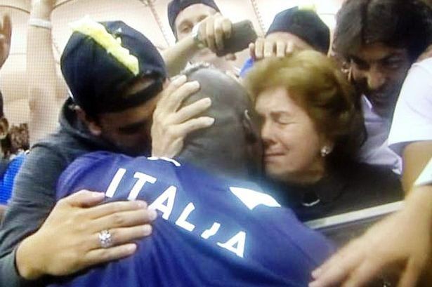 Hình ảnh đẹp và gây xúc động tại EURO 2012, nó đến từ Balotelli, một cầu thủ ngổ ngáo.