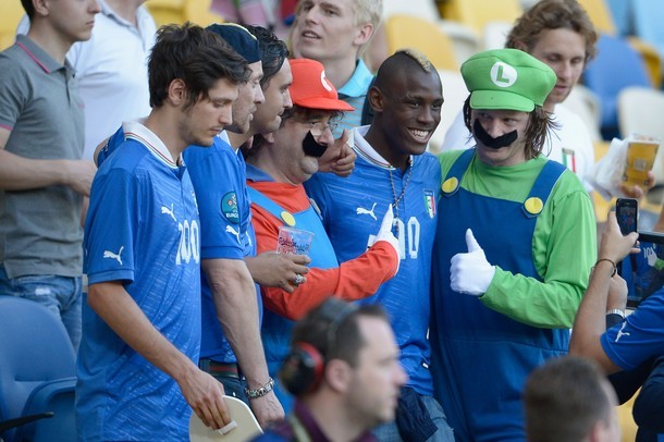 Trên khán đài có rất nhiều Super Mario (áo xanh lá cây) nhưng dưới sân hôm nay không có 'Super' Mario...