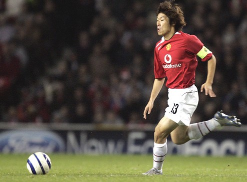 Tháng 10/2005, anh trở thành cầu thủ châu Á đầu tiên đeo băng thủ quân M.U khi vào sân thay Ryan Giggs trong trận gặp Lille tại Champions League
