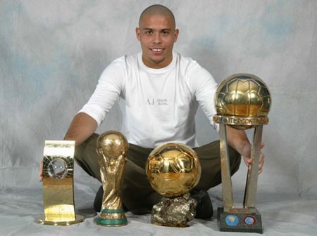 Trong sự nghiệp thi đấu của mình, Ronaldo từng giành được danh hiệu "Quả bóng vàng châu Âu", "Cầu thủ xuất sắc nhất thế giới", chức vô địch thế giới...trên cả cấp độ CLB lẫn ĐTQG.