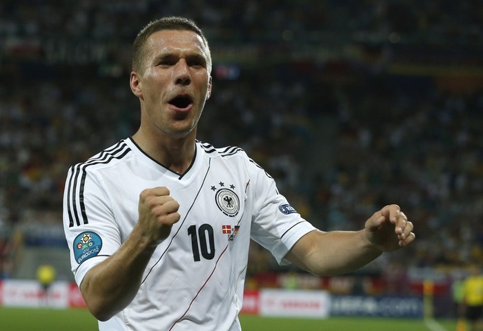 Vì sao duy nhất số áo của Podolski vẫn chưa được công bố?